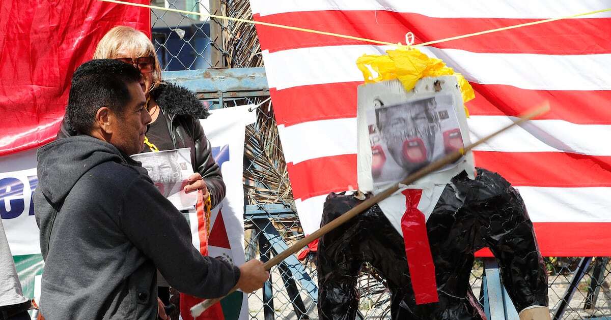 No pierdas el tino: Queman piñata de Donald Trump en protesta frente a la embajada de EU