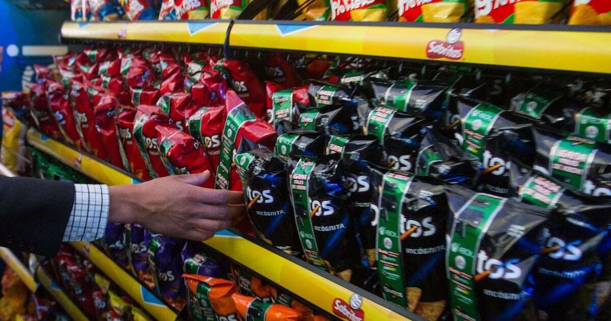 ¿Qué sabemos del plan de Sheinbaum para expulsar los refrescos y las papitas de las escuelas?