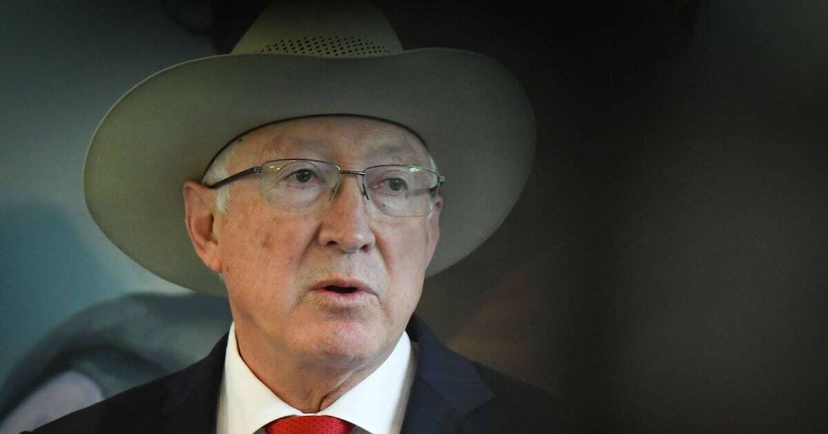 Ken Salazar evita hablar sobre reforma al Poder Judicial previo a reunión con Sheinbaum e inversionistas