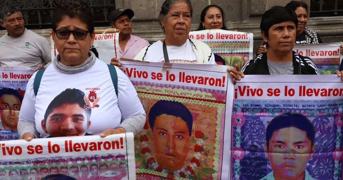 10 años de Ayotzinapa. Familias ‘no sueltan’ a los 43 estudiantes: ‘Mi hijo sabrá que lo estuve buscando’