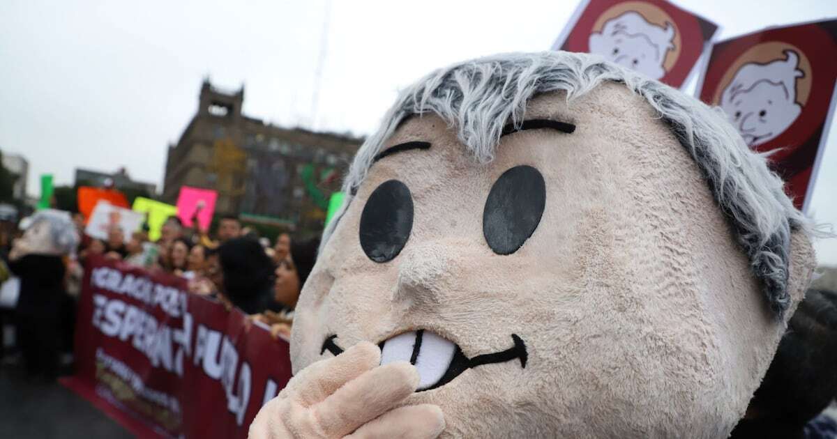 Mariachis y botarga de AMLITO: Así se despiden de AMLO sus simpatizantes afuera de Palacio Nacional