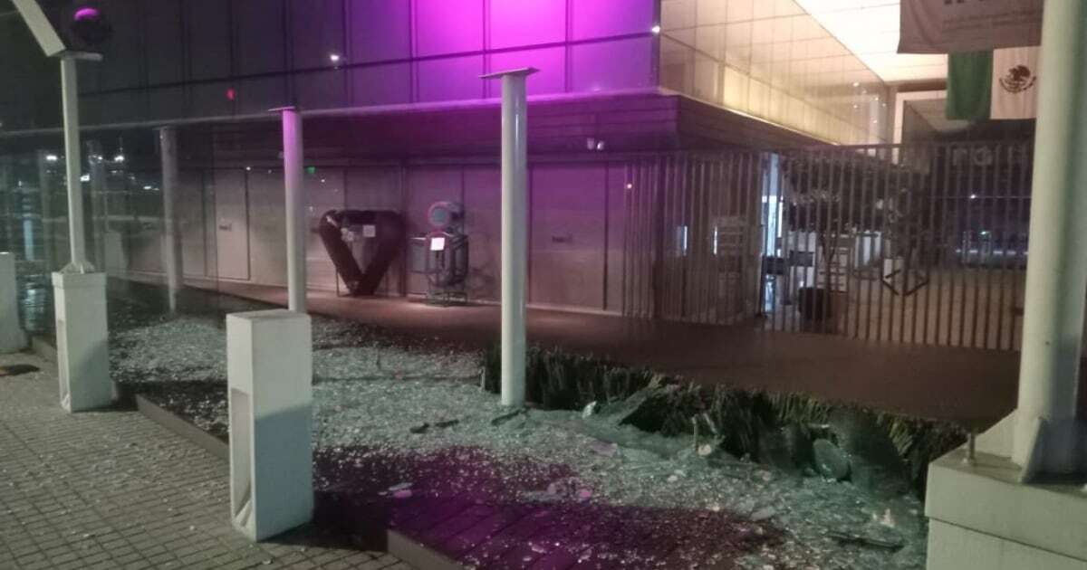 (VIDEO) Rompen muro de vidrio del INAI: Así fue el momento del incidente