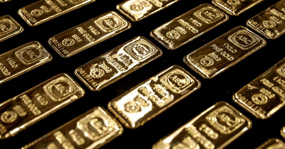 Precio del oro ‘se resbala’ por próxima decisión de la Fed: Cotiza en 2.700 dólares por onza