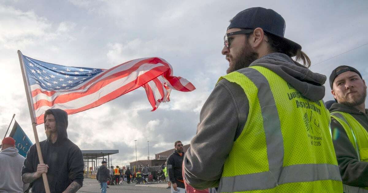 Termina huelga de trabajadores portuarios en EU; acuerdan aumento salarial de 61.5% 