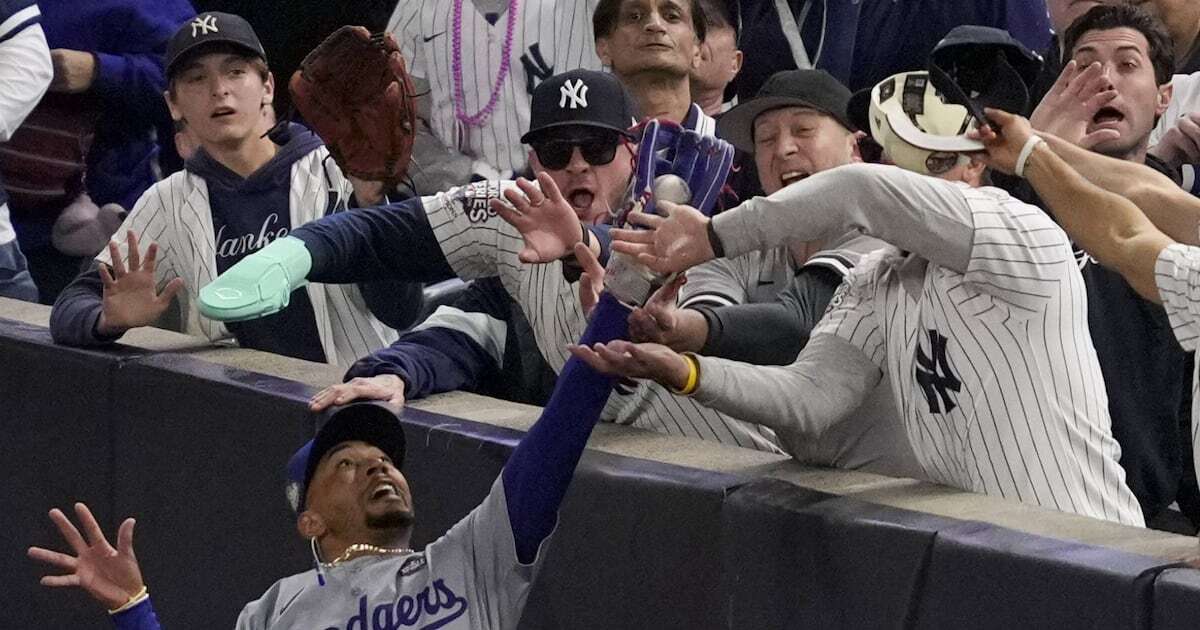 ¡Están out! Vetan a fans de Yankees que ‘robaron’ la bola a Mookie Betts, de Dodgers, en Serie Mundial