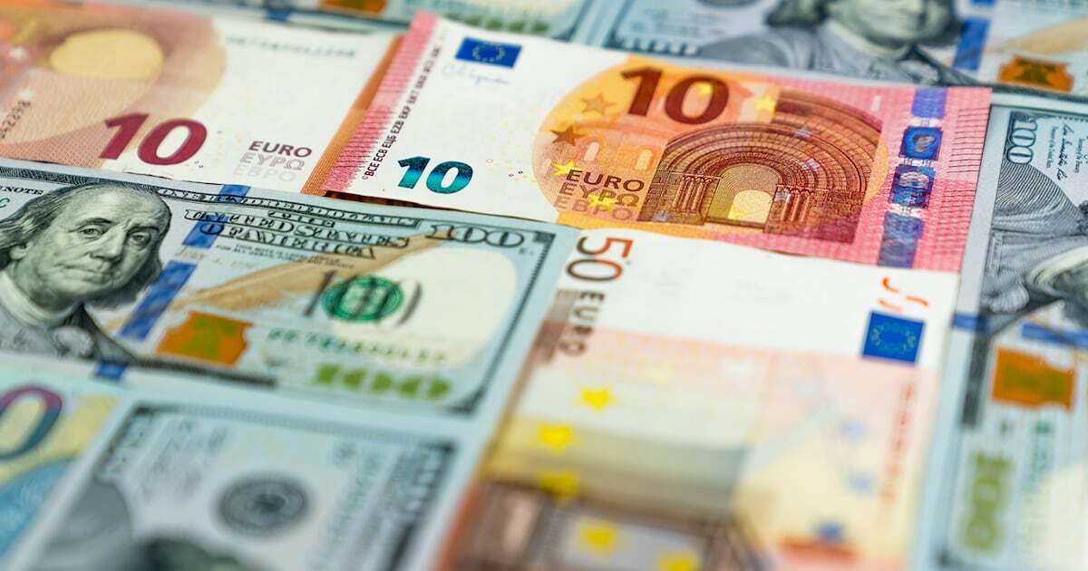 Euro cae a su nivel más bajo frente al dólar desde 2022