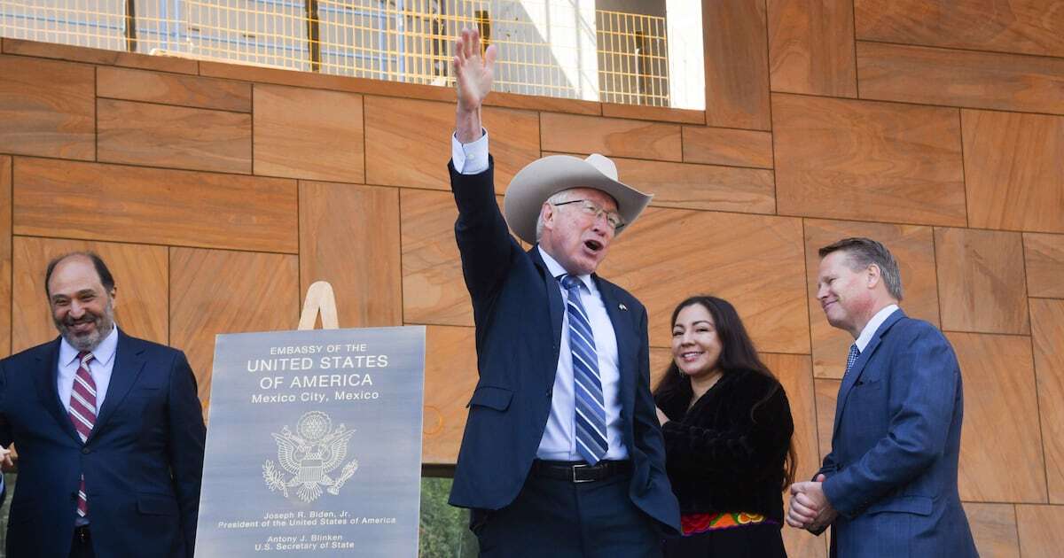 ¡La última y nos vamos! Ken Salazar inaugura nueva sede de la Embajada de EU en México 