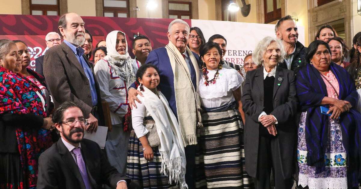 AMLO festeja con su equipo de seguridad, con música y tamales