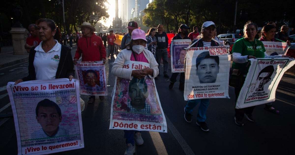 Caso Ayotzinapa: Sheinbaum propone nueva ruta de investigación a padres de los 43 normalistas 