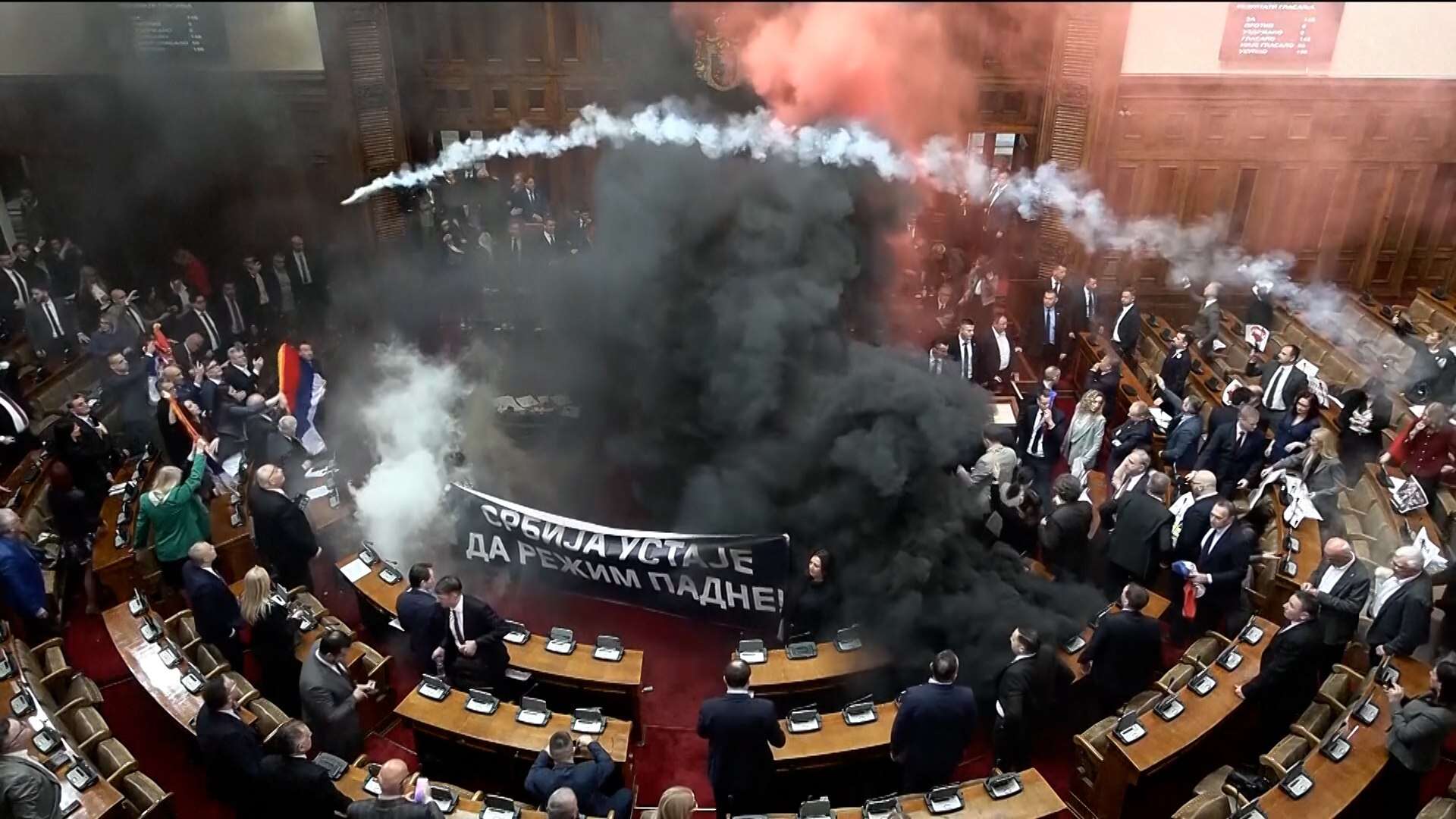 Varios heridos en un altercado entre diputados con bombas de humo en el Parlamento de Serbia