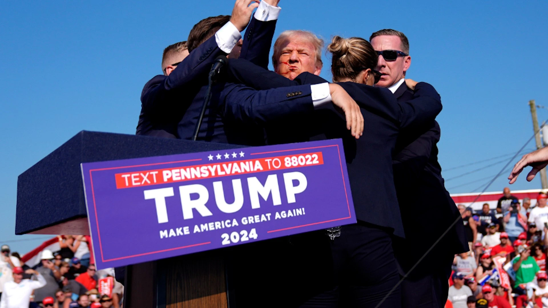 Secuencia del intento de asesinato de Trump: disparos, caída, evacuación urgente... y el puño en alto