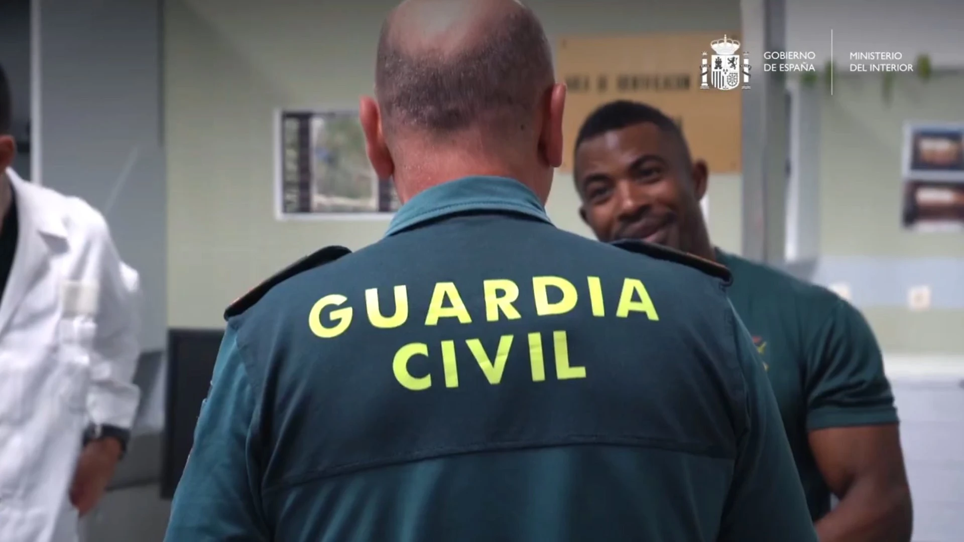 Un migrante camerunés ingresa en la Guardia Civil, el cuerpo que le dio 