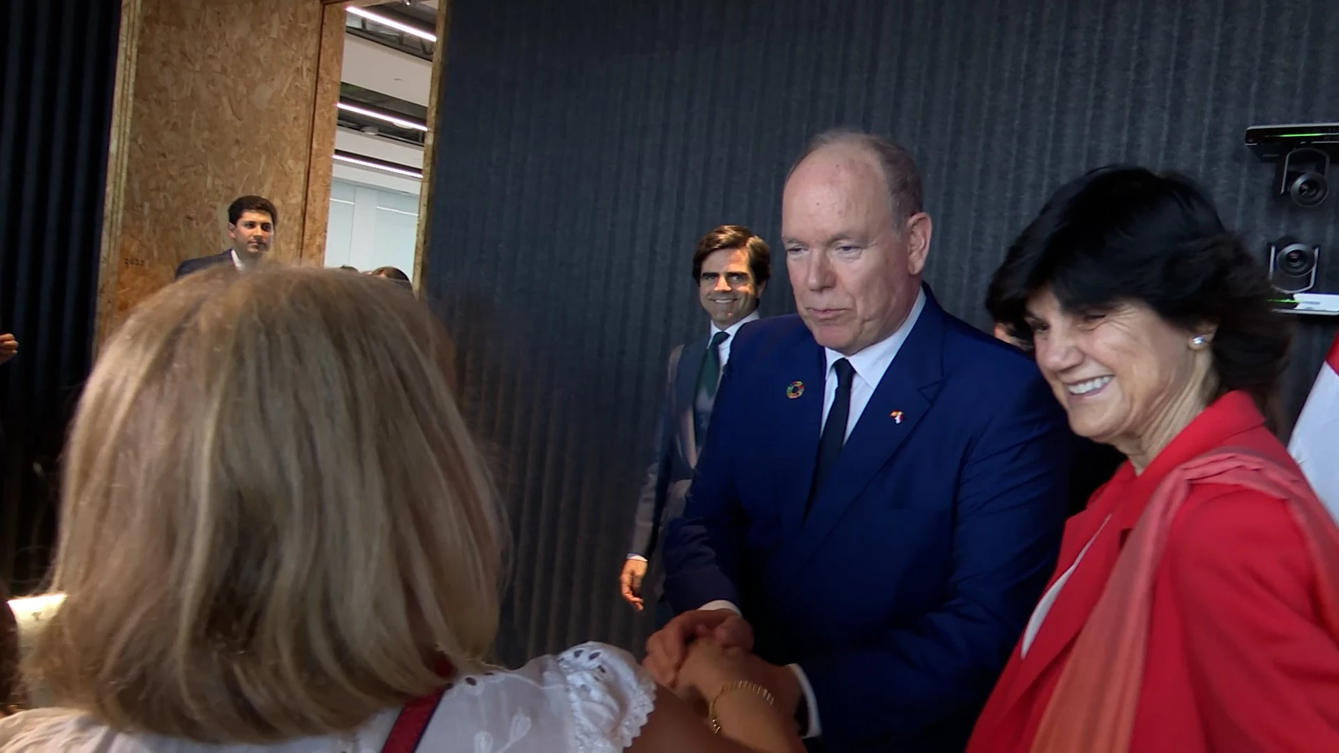 El vídeo del príncipe Alberto de Mónaco, abordado por Paquita, tía de Adans Peres, ex marido de su hermana Estefanía: 