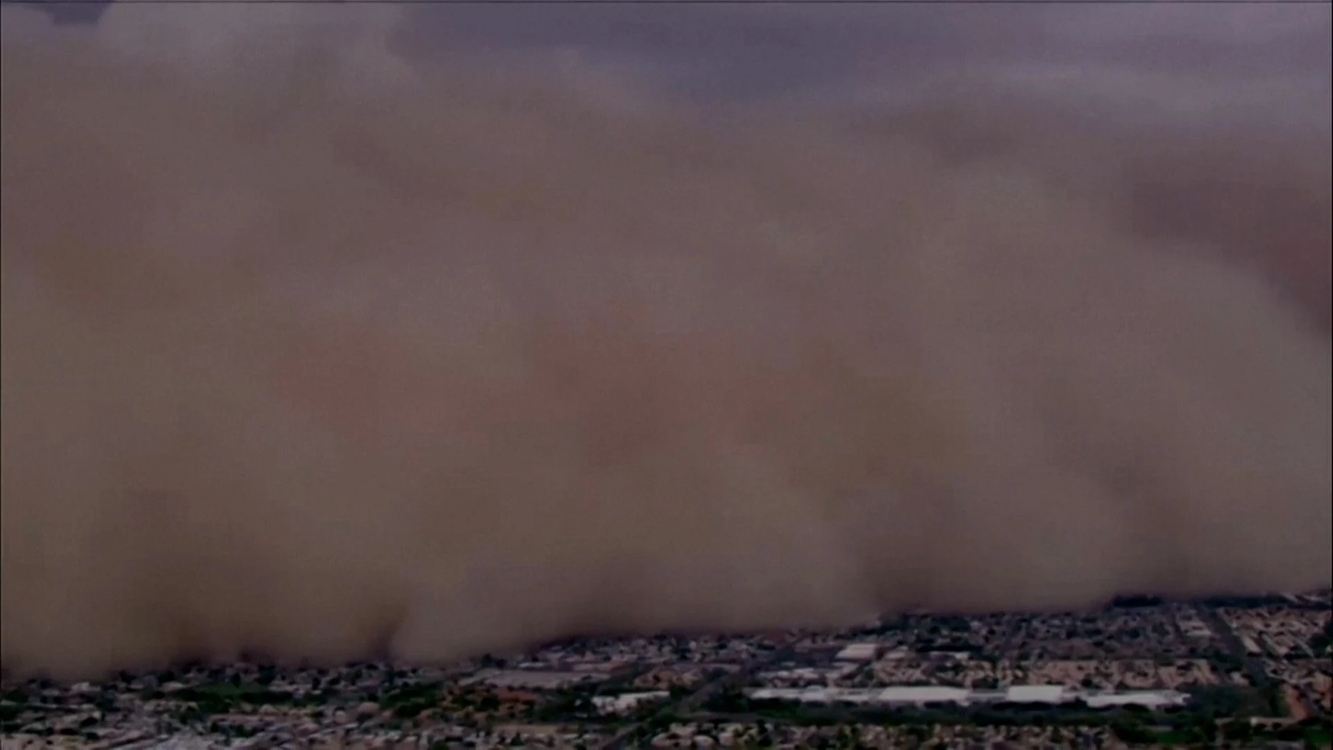 Así 'devoro' una enorme tormenta de arena Phoenix dejando a miles de personas sin electricidad