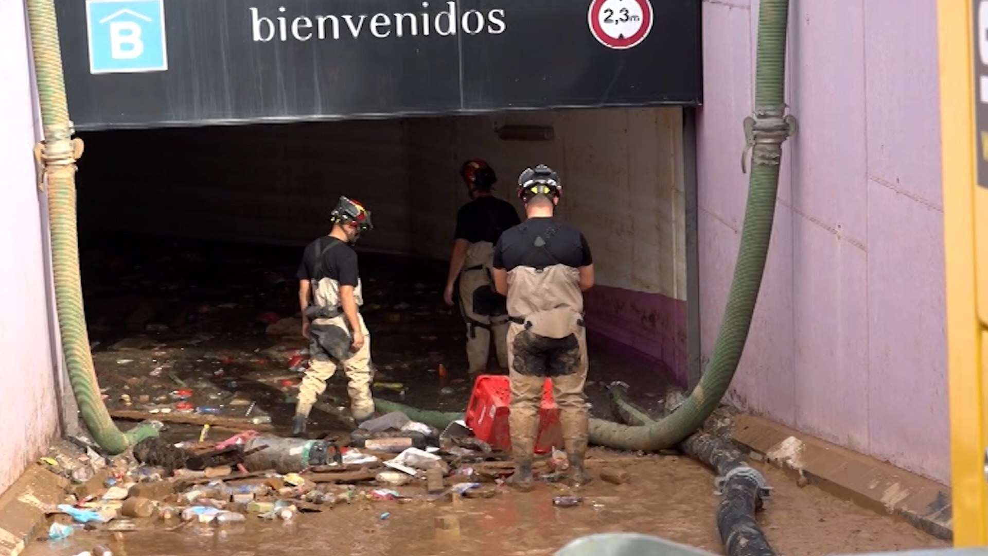 La UME extrae lodo y agua para entrar de forma inminente en el aparcamiento del centro comercial Bonaire en busca de víctimas