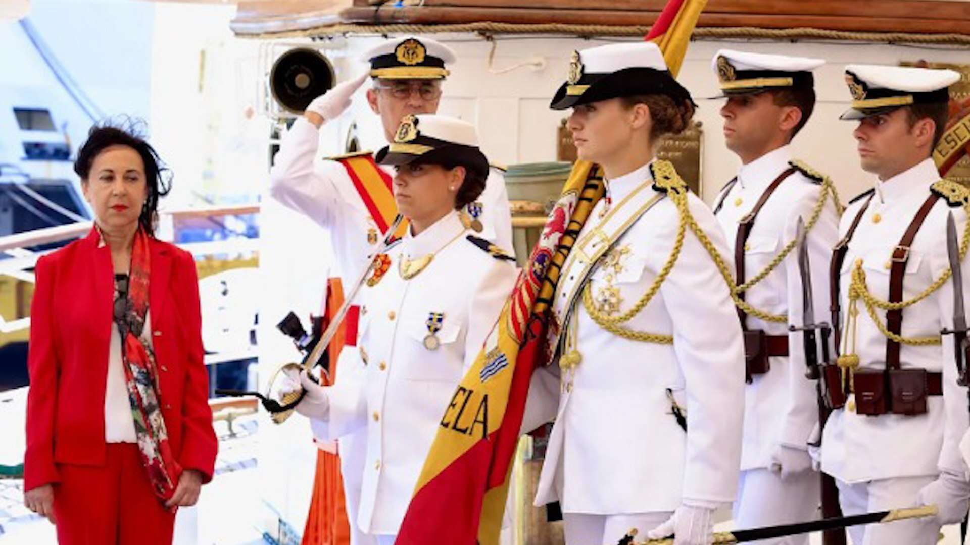 La Princesa Leonor, abanderada en la jura de bandera a bordo de Elcano 38 años después de que lo hiciera el Rey Felipe