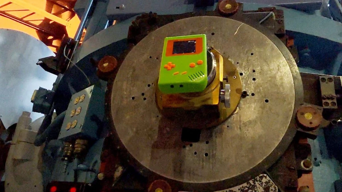 Man uses a Game Boy Camera to photograph Jupiter