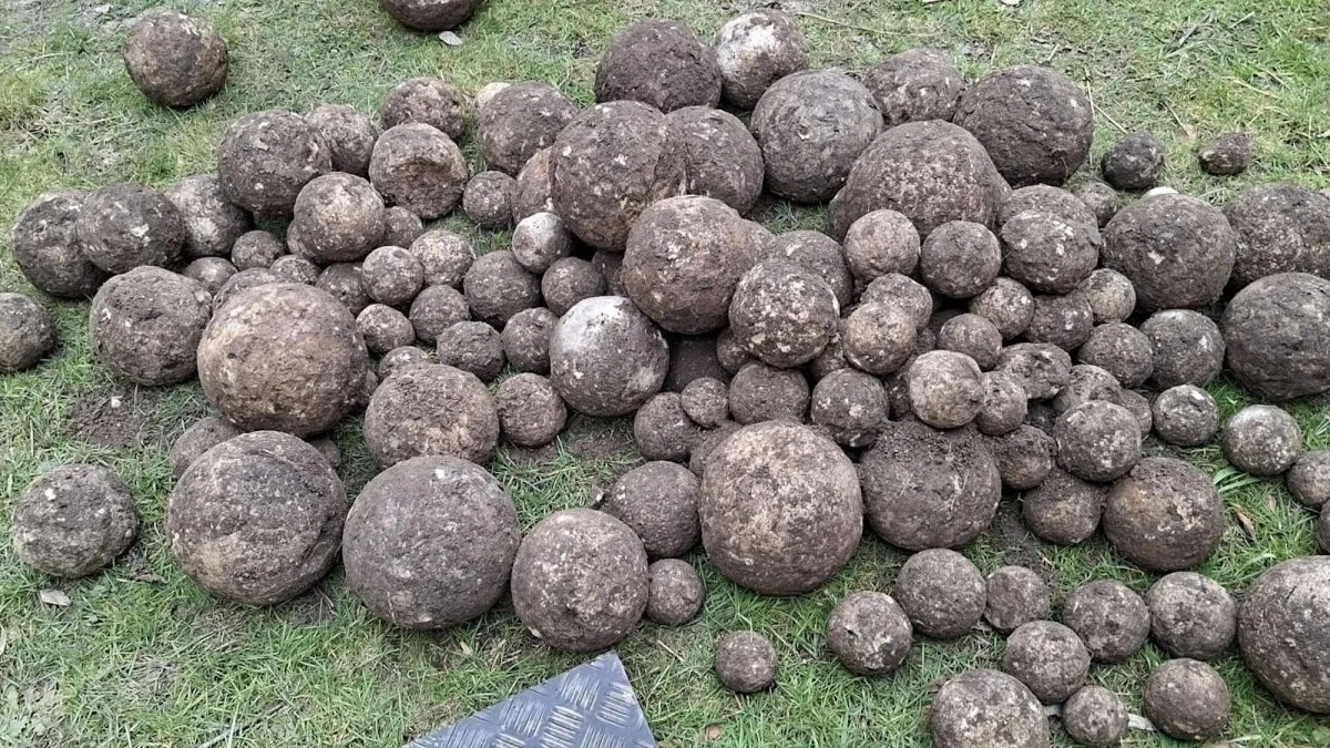Medieval cannonballs and WWI bomb discovered under construction site