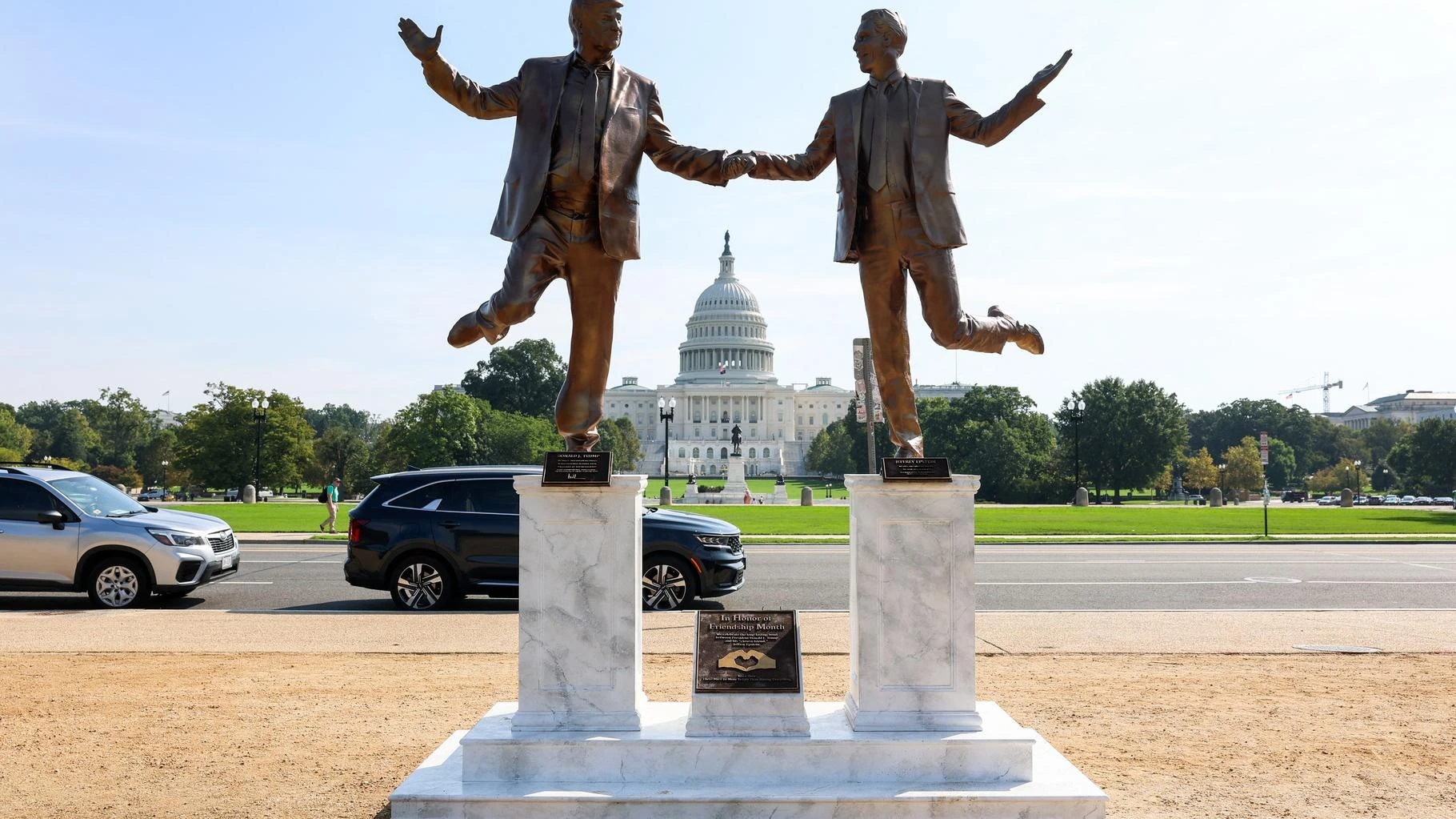   Cette mystérieuse statue apparue près de la Maison Blanche a tout pour agacer Trump  