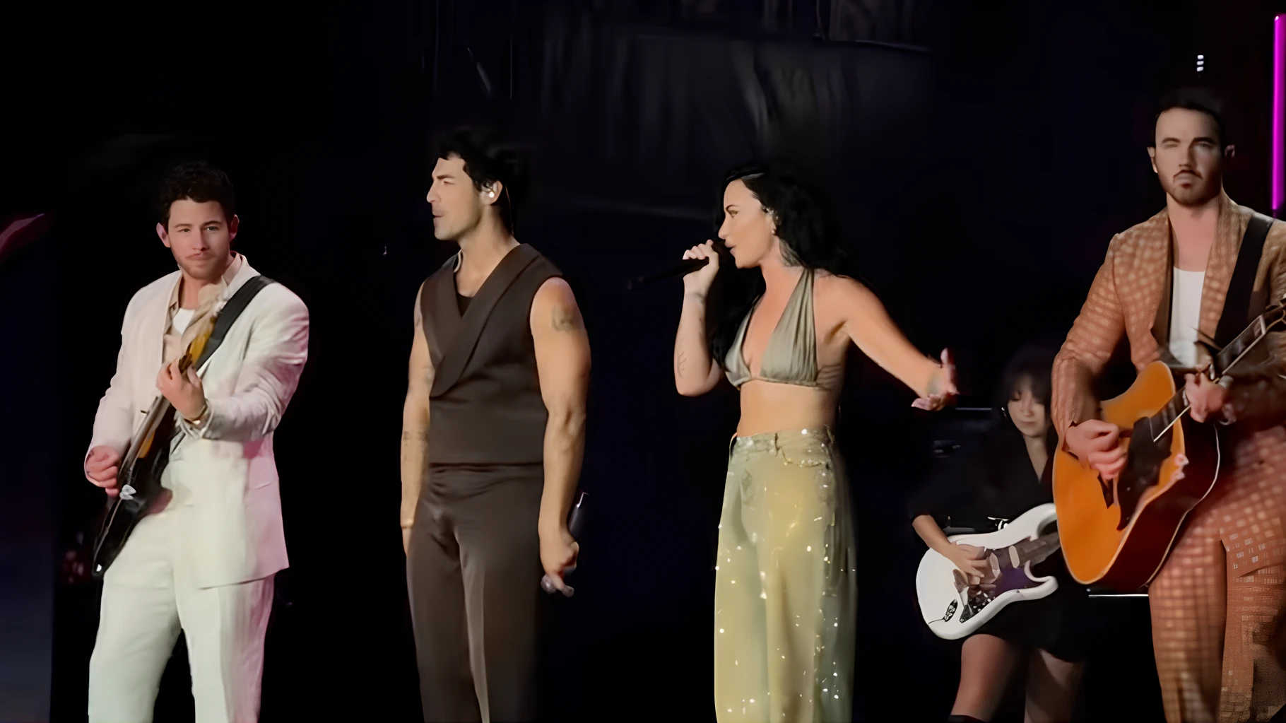  Demi Lovato a rejoint les Jonas Brothers et n’aurait pas pu faire de plus beau cadeau aux fans de « Camp Rock »  