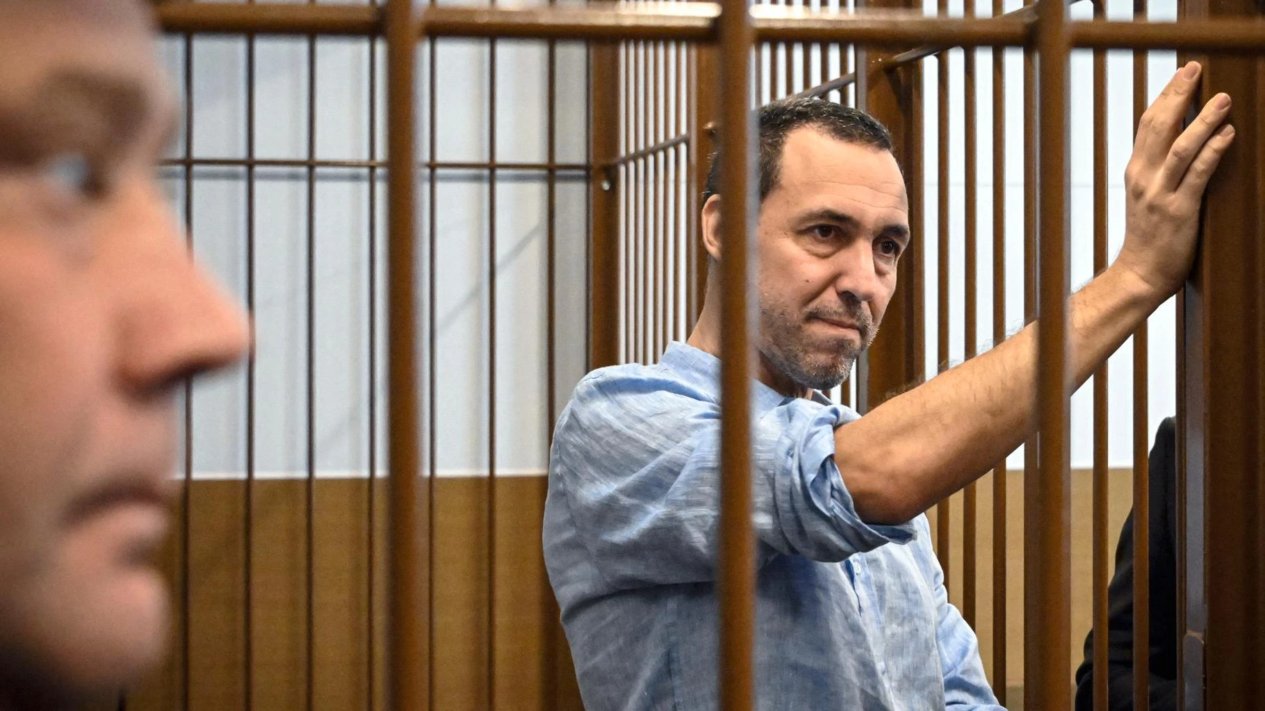   Détenu en Russie, Laurent Vinatier est visé par une nouvelle accusation qui fait craindre le pire  