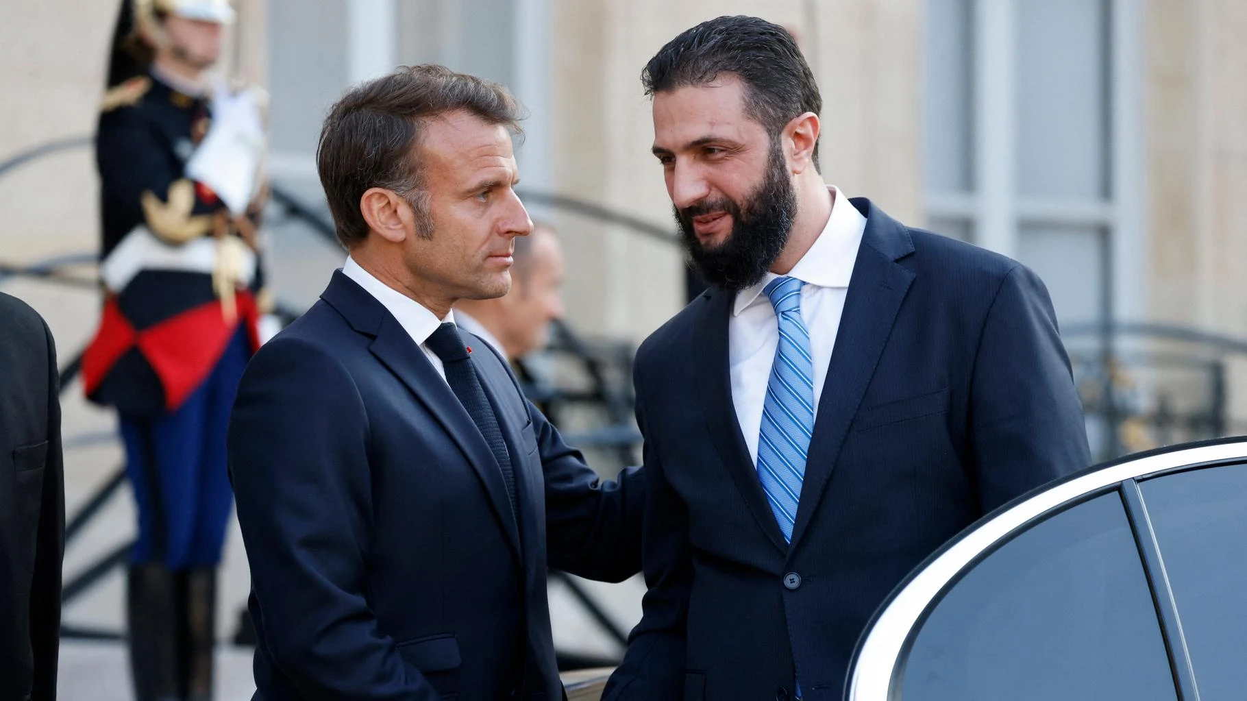   Emmanuel Macron répond à ses détracteurs sur la venue du dirigeant syrien Ahmad al-Chareh  