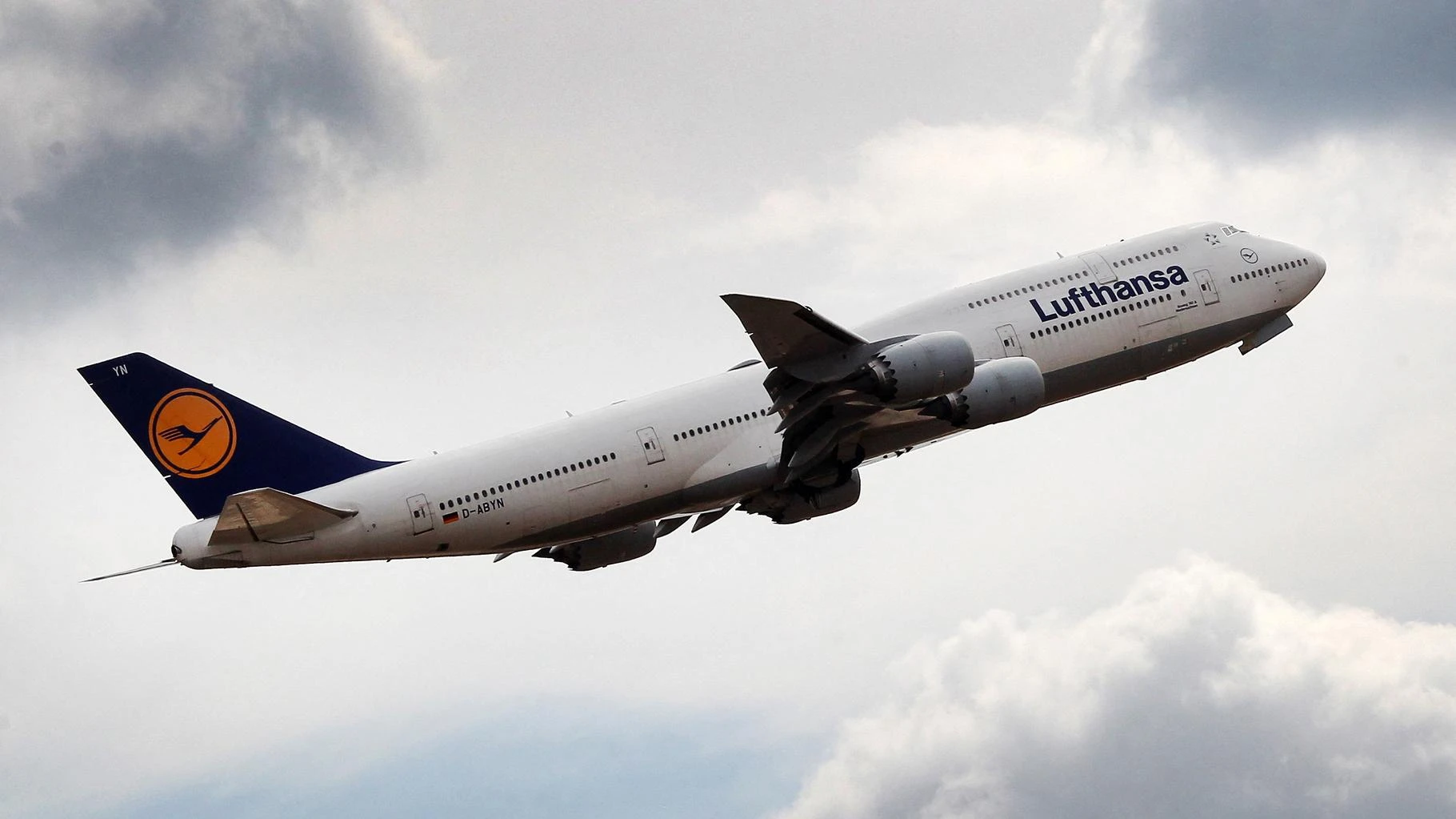   Cet avion de la Lufthansa a volé pendant dix minutes sans pilote ni copilote avant d’atterrir en urgence à Madrid  