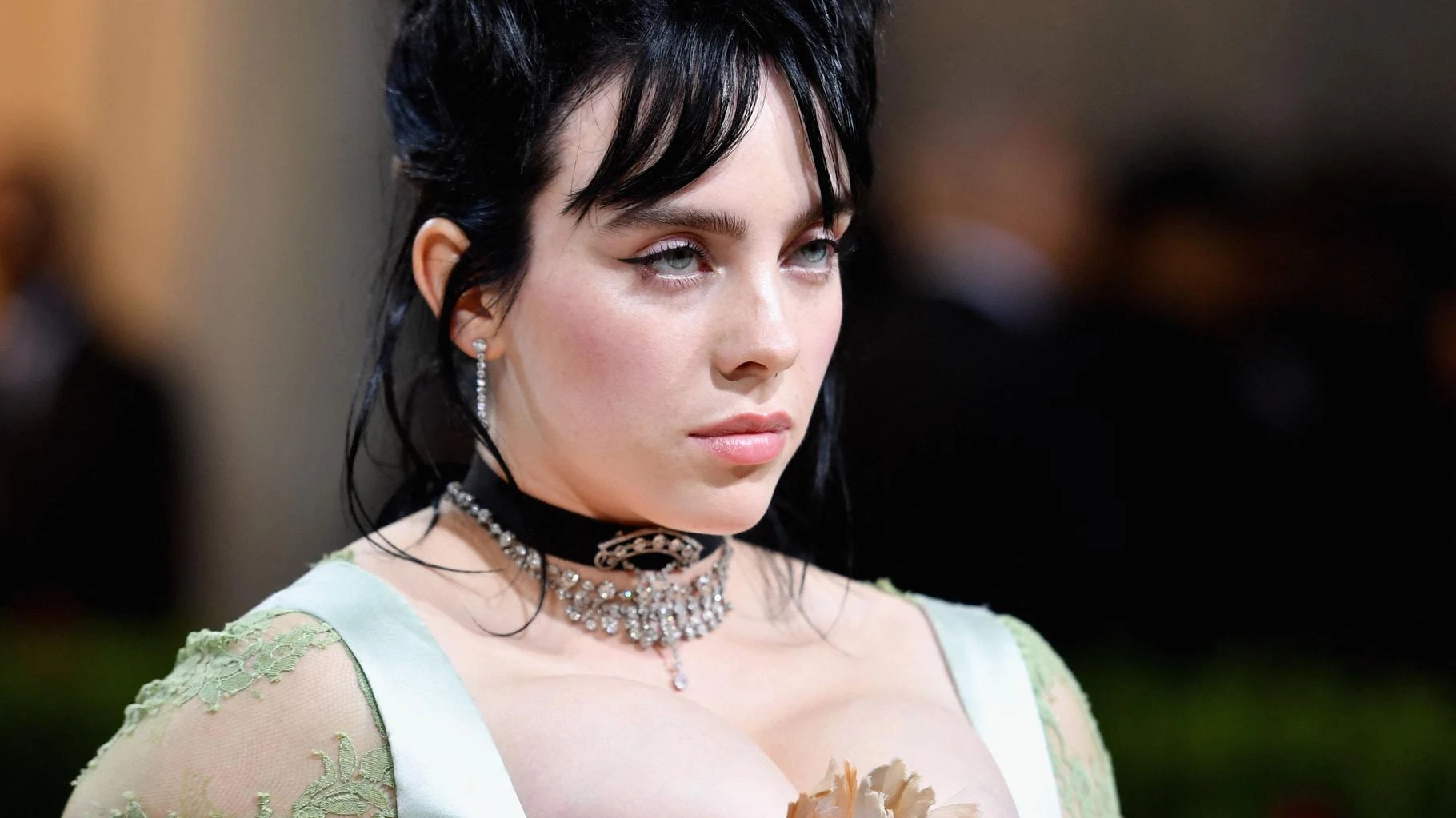   Billie Eilish répond aux critiques sur son look au Met gala… auquel elle n’était pas  