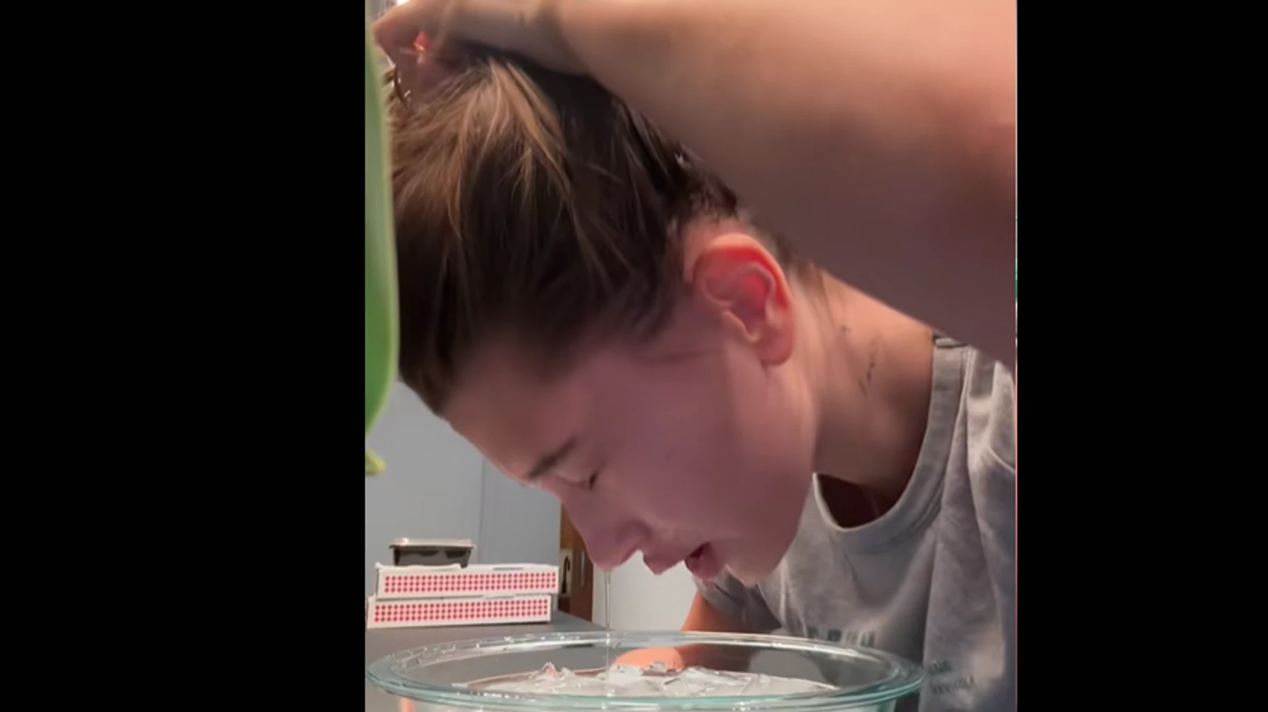   Plonger sa tête dans l’eau glacée comme le font les influenceurs a-t-il un intérêt pour la peau ?  