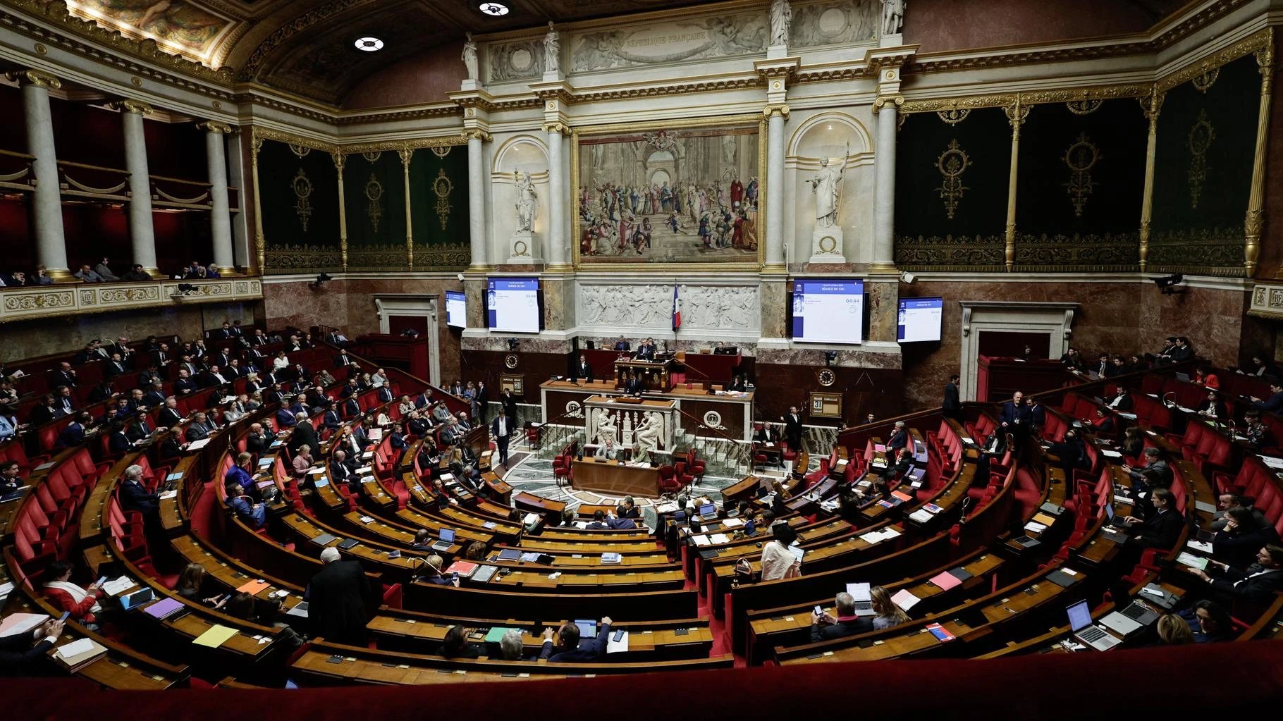   Non, les députés ne prennent pas trois mois de vacances cet été  
