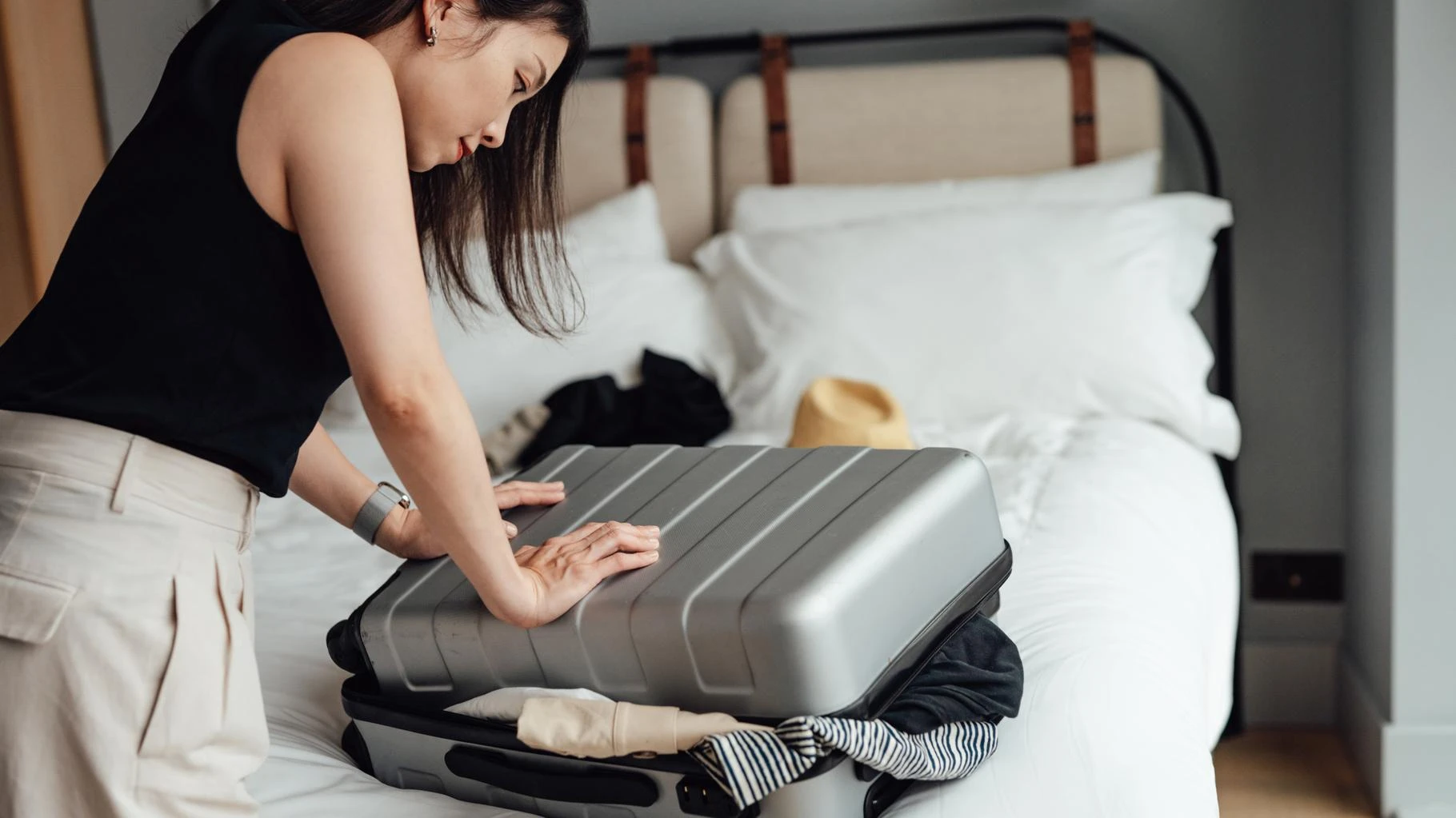   La méthode « 3-3-3 », l’astuce ultime pour faire entrer dans une petite valise la garde-robe de vacances parfaite  