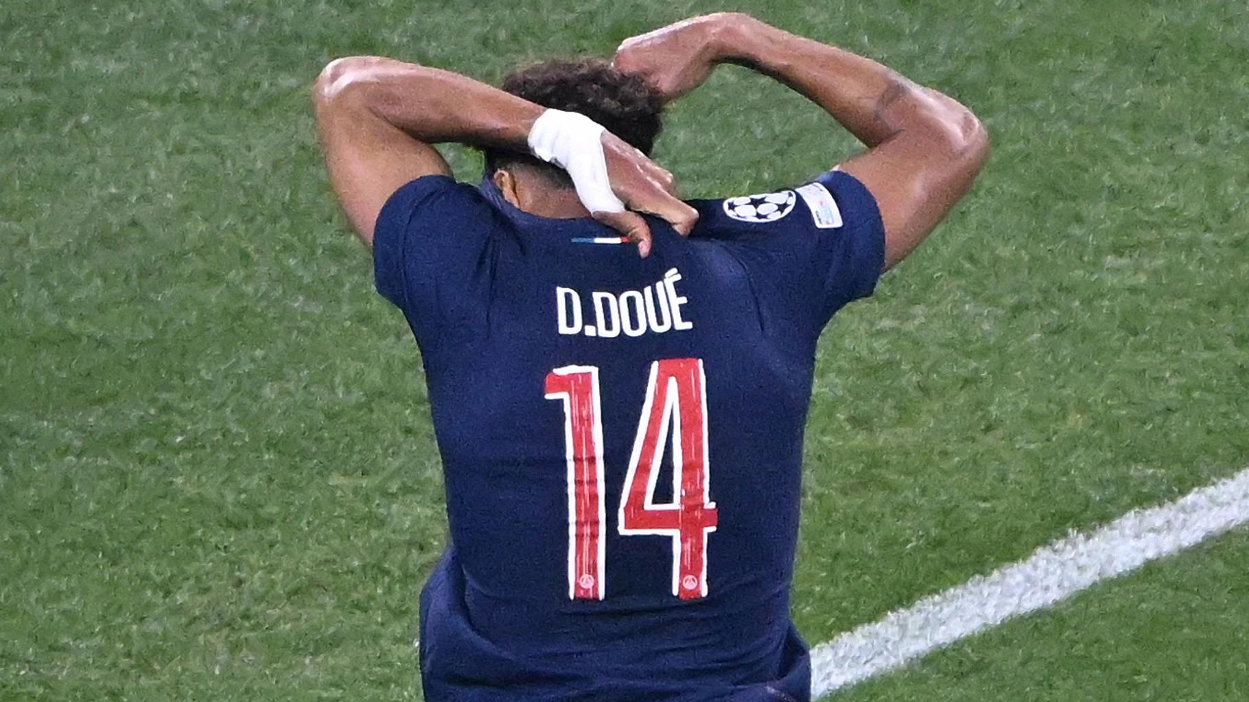   Le maillot du PSG a son étoile, le petit détail qui provoque 3 heures de queue dans la boutique du club  