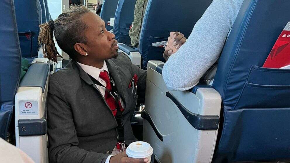 Flight attendant helps nervous passenger