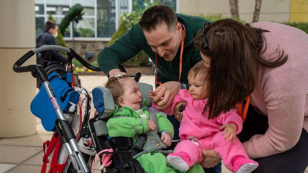 Baby girl meets identical twin sister for 1st time