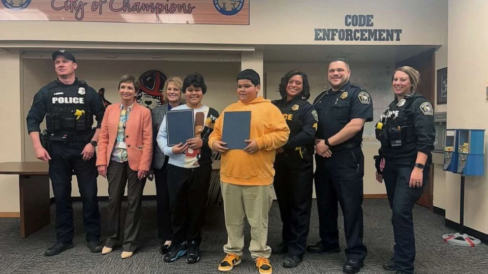 Twin brothers jump into action to save mom who had seizure while drivingJermel and Jordan Taylor, 11, were recognized as heroes in a ceremony Monday.3/10/2023 12:17:00 EST