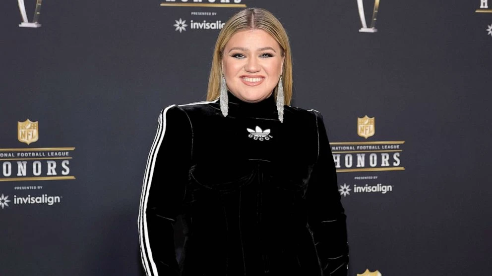 Kelly Clarkson says she's a 'far better mother' to her 2 kids after divorce