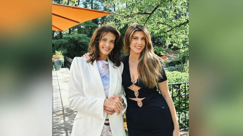 Lynda Carter, daughter pose for photo