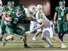 New starting QB, familiar result: Huskies, with Farrell in command, beat Alberta to keep grip on first place