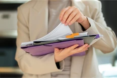 This software program offers access to thousands of simplified contract templates