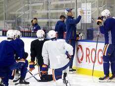 Edmonton Oilers head coach Knoblauch still a rookie at NHL pre-season