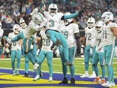 Tyreek Hill makes key TD catch; Dolphins hold off Rams to snap 3-game skid