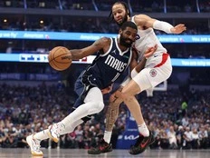 Clippers hang on beat Mavericks after blowing 31-point lead