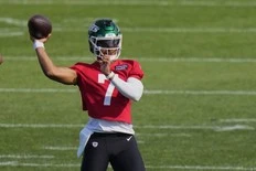 New York Jets starting quarterback Justin Fields carted off practice field