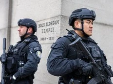 WARMINGTON: This Passover sees Toronto Police carrying semi-automatic rifles outside synagogues