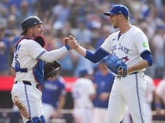 Guerrero comes through in clutch as Blue Jays edge Cubs in playoff-like atmosphere