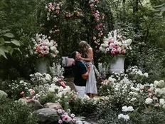 Did Travis propose to Taylor on the wrong knee? We went to the experts.