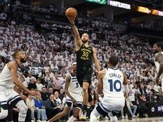 Steph Curry leaves Warriors’ Game 1 win vs. Wolves with hamstring strain