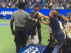 Fan attempts to open Jannik Sinner’s bag after match at U.S. Open