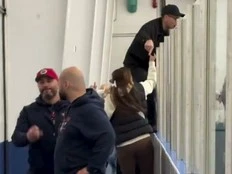 Hockey parents flip out at U12 game in Toronto, climb glass to confront on-ice official