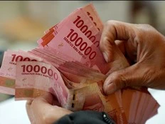 Experts advise packing lightly on cash when travelling